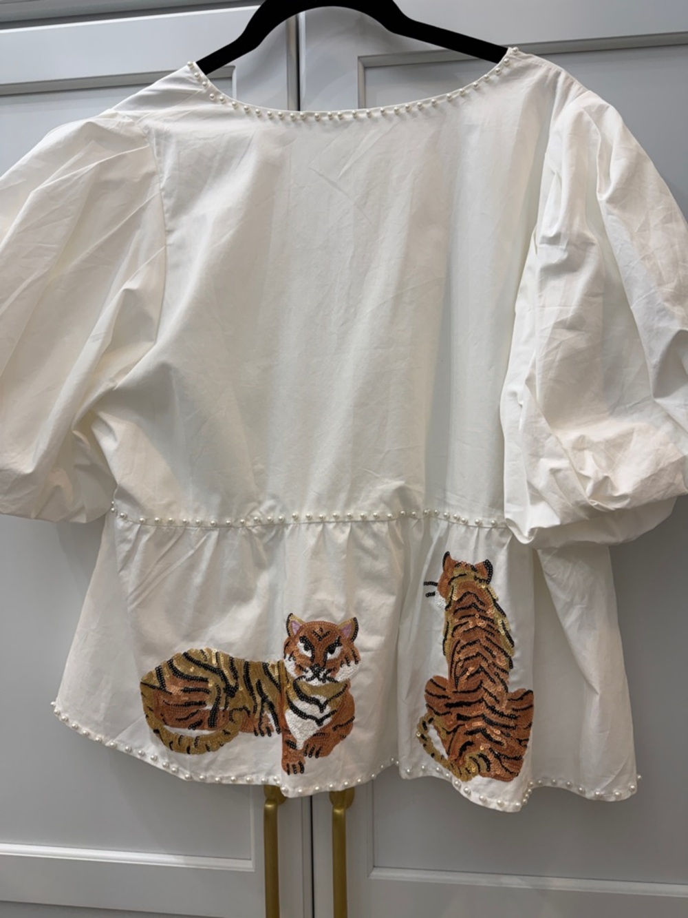 QUEEN OF SPARKLES White Puff-Sleeve Peplum Top with Embroidered Tigers. NWT L - Picture 4 of 5